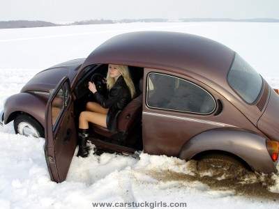 3_sexy_girls_vw_bug_snow_stuck_012.jpg