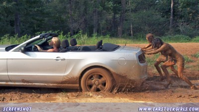 party_girls_get_stuck_mudwrestling_018.jpg