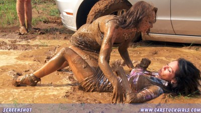 party_girls_get_stuck_mudwrestling_014.jpg