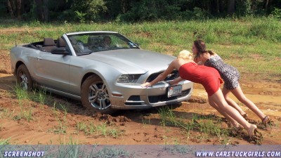 party_girls_get_stuck_mudwrestling_004.jpg