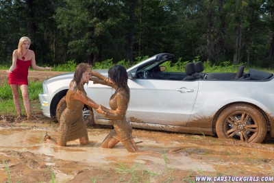 party_girls_stuck_in_mud_wrestling_017.jpg