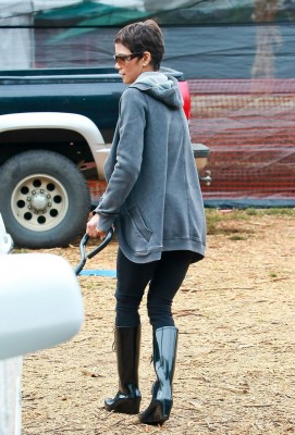 252-Halle-Berry-Rain-Boots-8.jpg