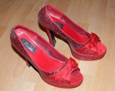 1. die Plateauheels sind mit Satin und Pailletten bezogen. Sieht man(n) auch ab und zu in der Gothic-Szene ... ;-)