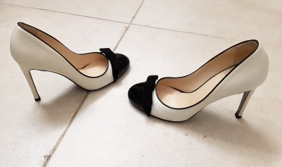 L2  Taccetti truly elegant two tone pumps with velvet bow<br />.